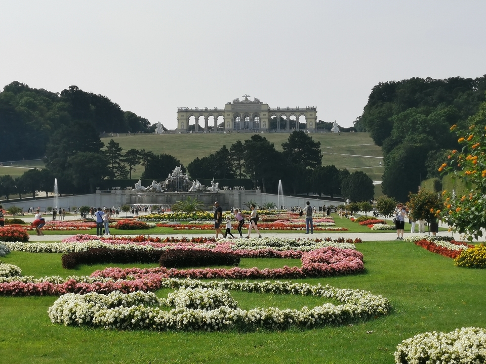 Un jardin magnifiquement aménagé avec un palais majestueux.