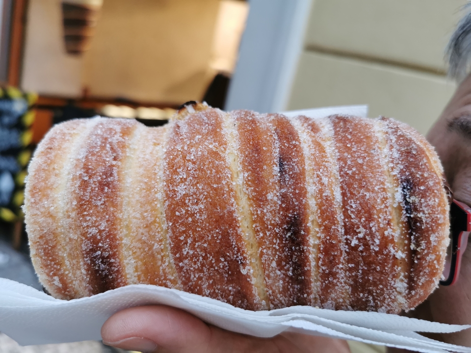 Gros plan d'une pâtisserie sucrée.