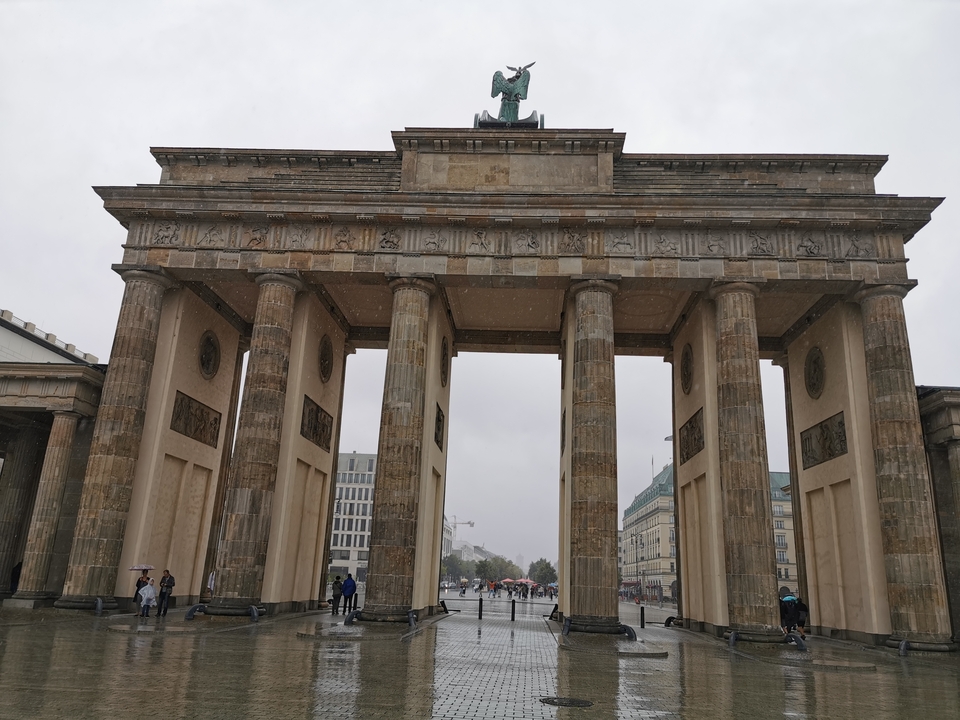 La porte de Brandebourg à Berlin par une journée pluvieuse.