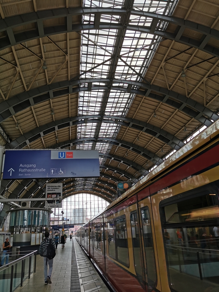 Intérieur d'une gare avec signalétique visible.