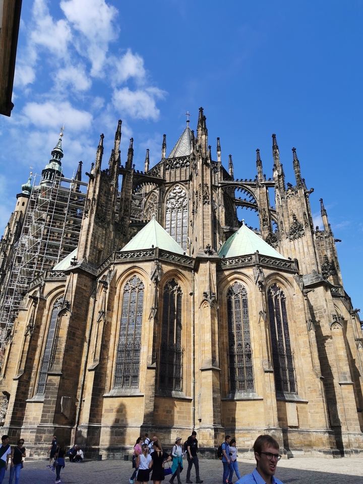 Cathédrale gothique sous un ciel clair avec échafaudage.