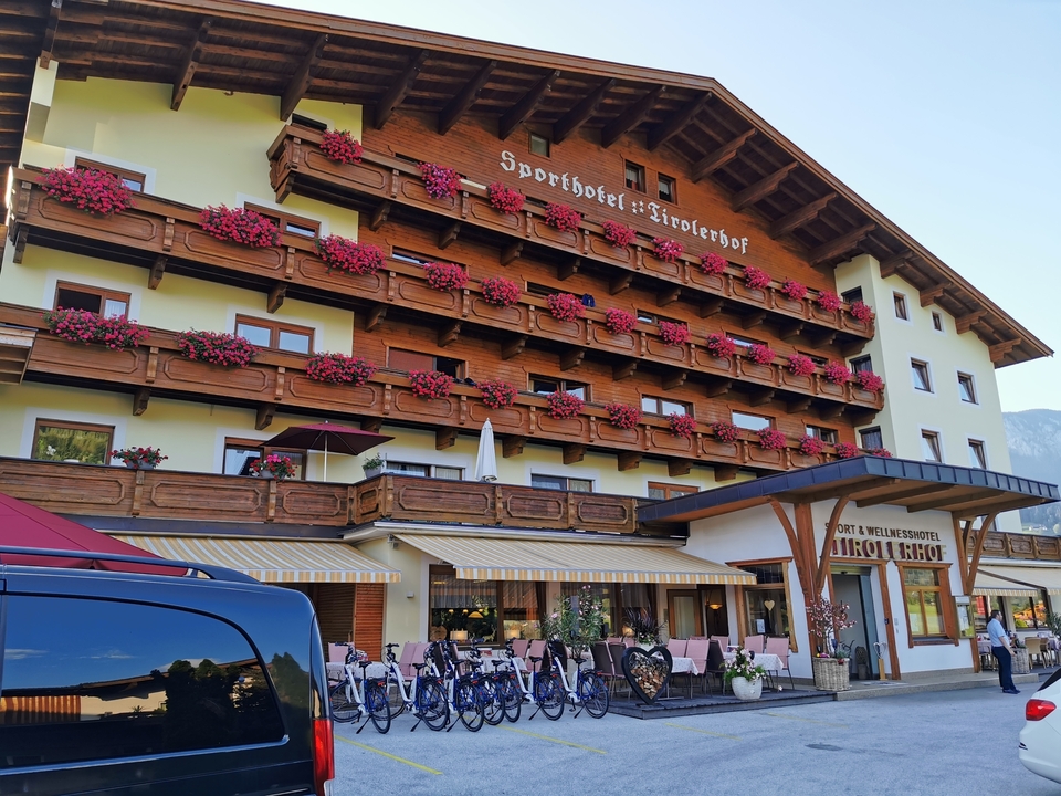 Un hôtel pittoresque avec de vibrantes décorations florales.