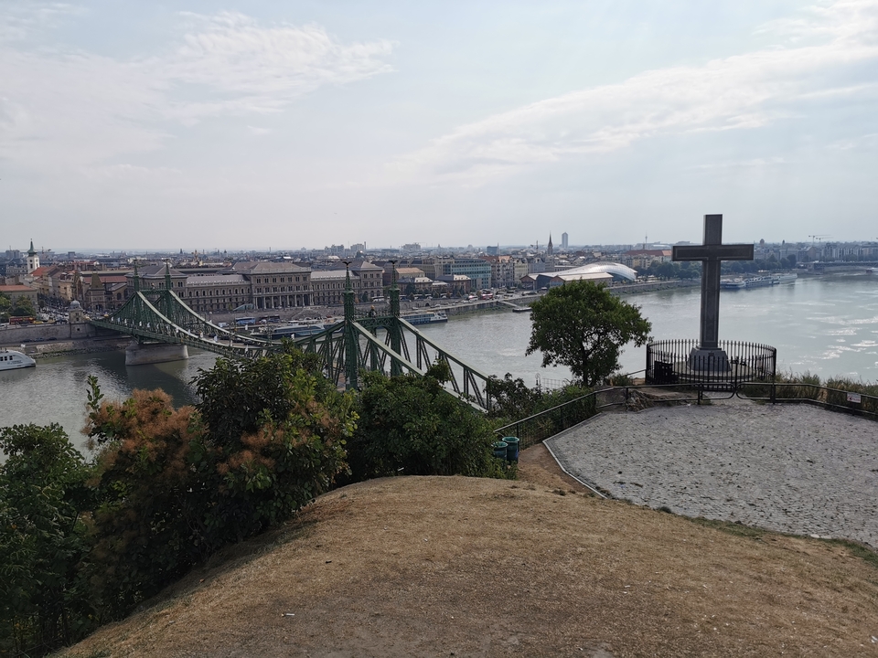 Vue panoramique d'une ville avec une grande rivière et un pont.