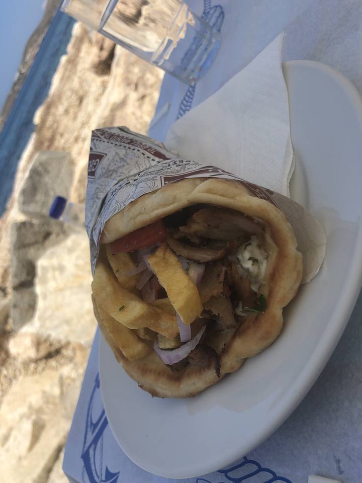 Gyro dans une assiette avec la mer en arrière-plan.
