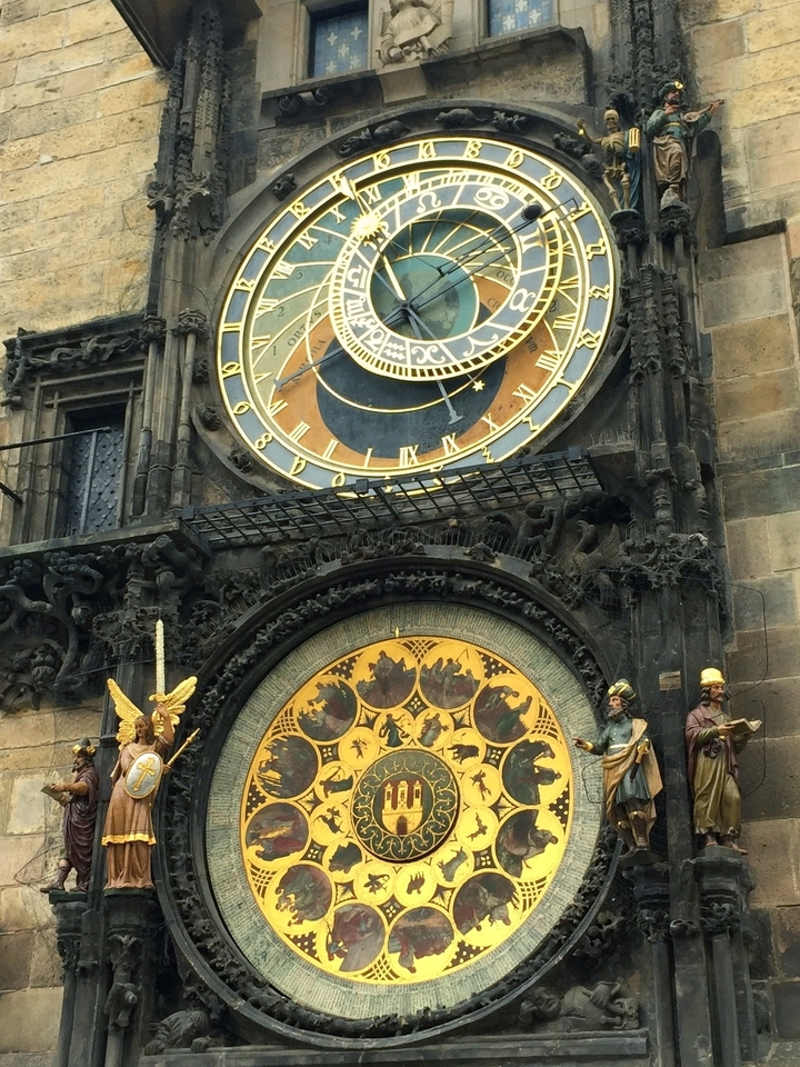 Gros plan de l'horloge astronomique de Prague montrant les détails de la mécanique.