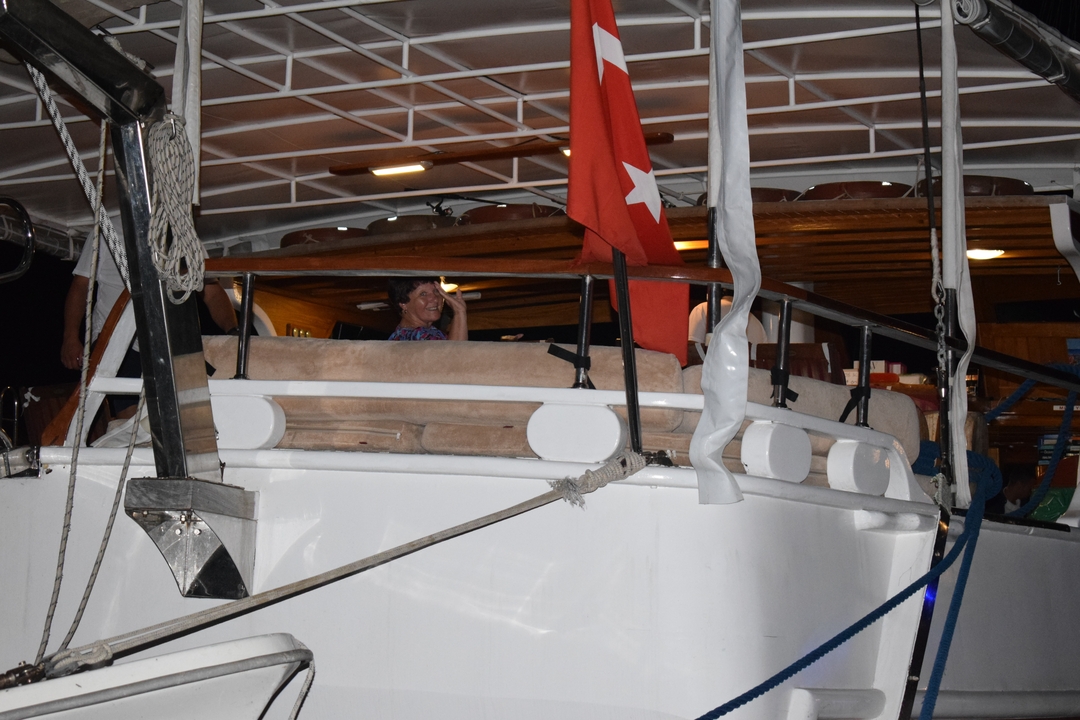 Personne se relaxant sur le pont d'un yacht la nuit.