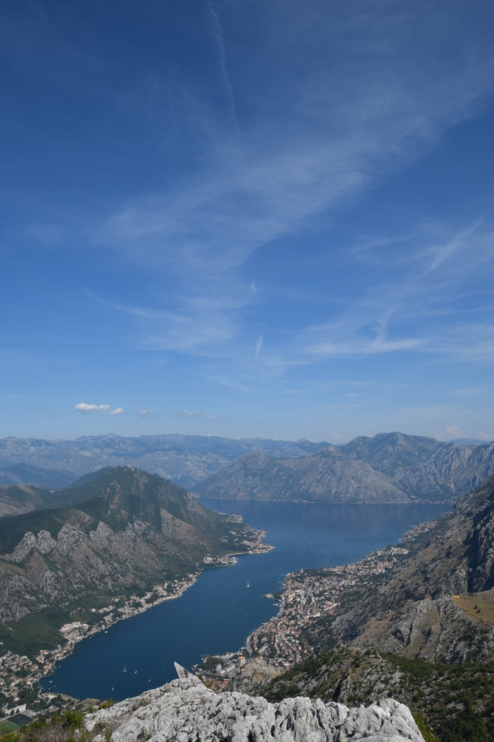 Paysage montagneux sous un ciel bleu clair.