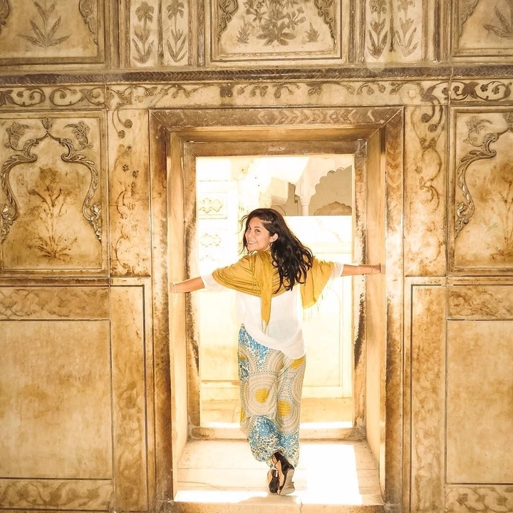 Personne qui pose dans un portail orné.