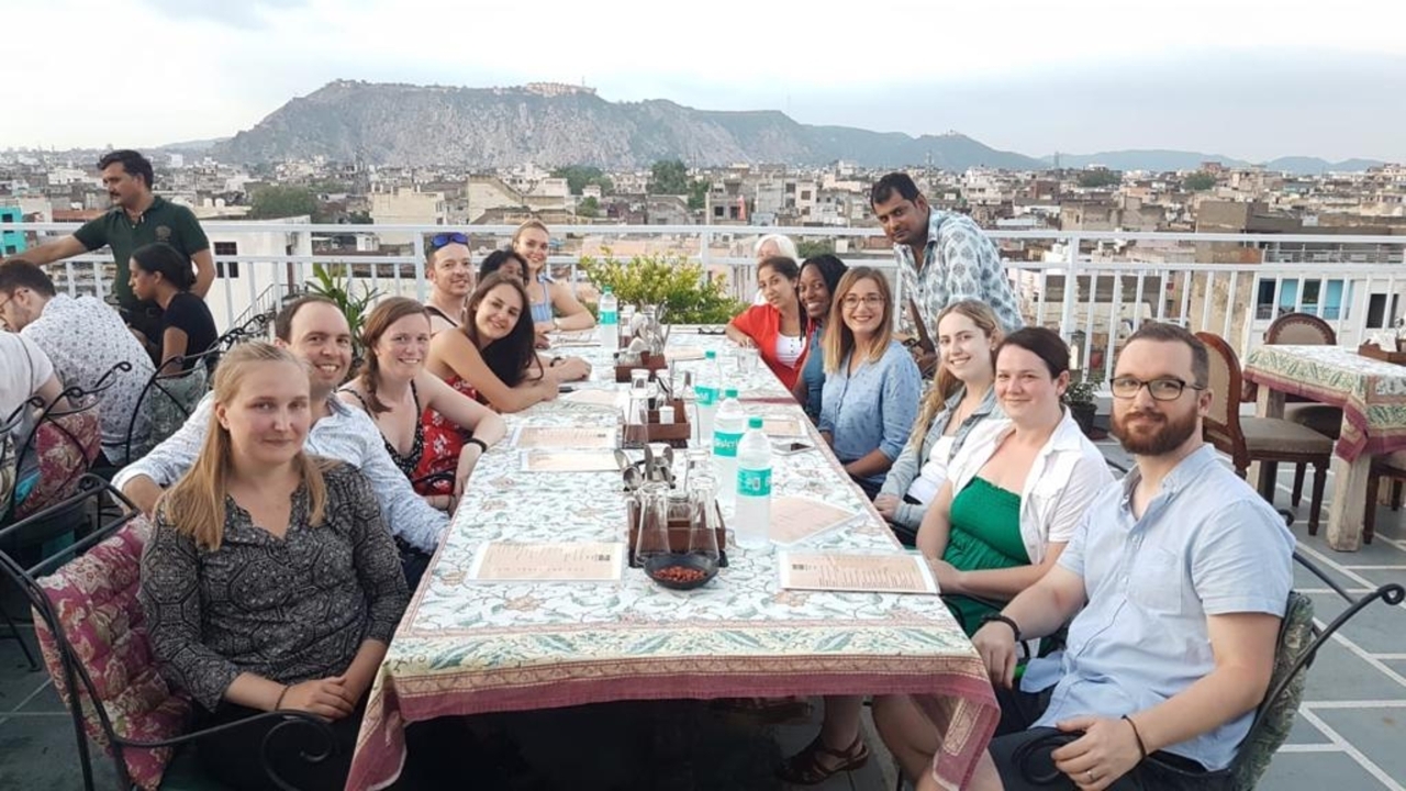 Groupe de personnes dînant avec vue panoramique.