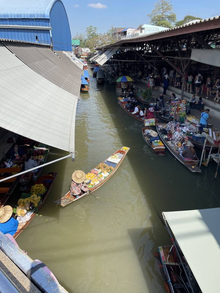Vue aérienne de bateaux dans un marché flottant.