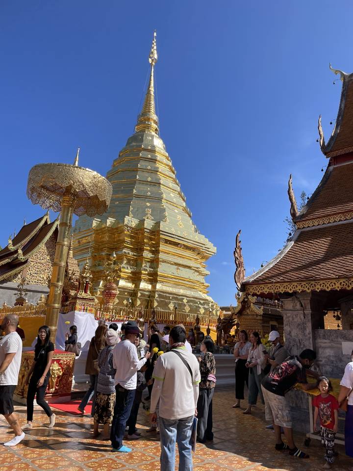 Pagode dorée entourée de visiteurs.