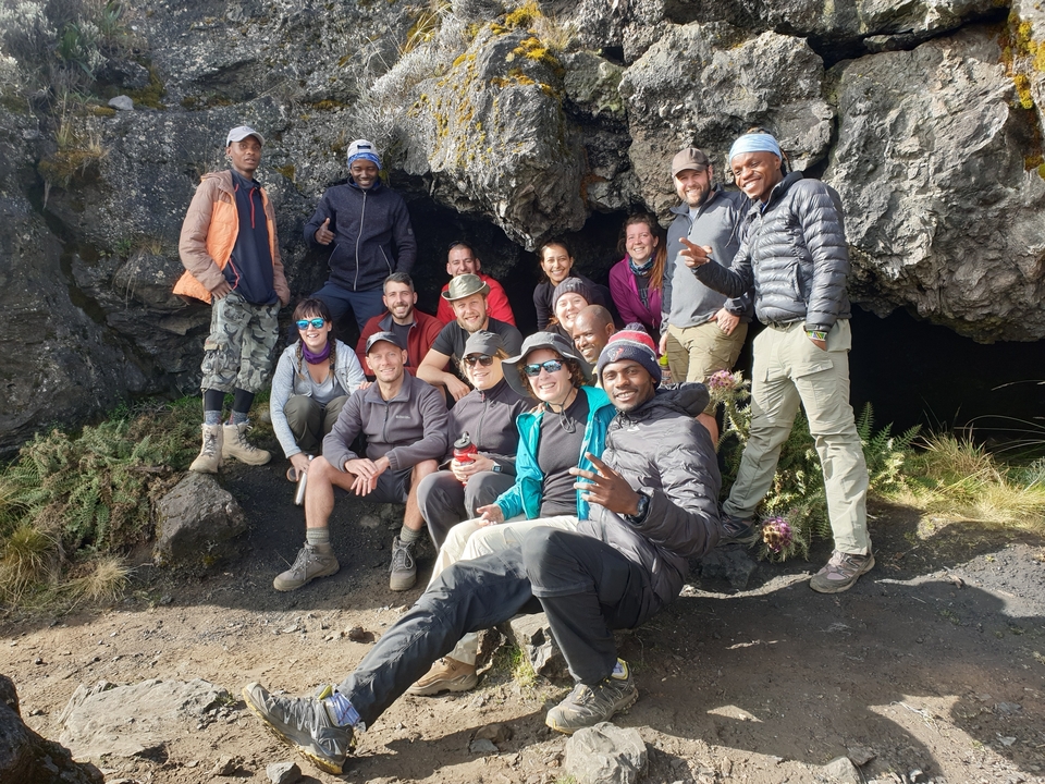 Groupe de randonneurs posant près d'un terrain rocheux