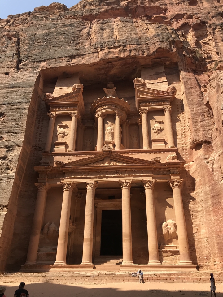 Ancienne façade sculptée de Pétra aux détails complexes.