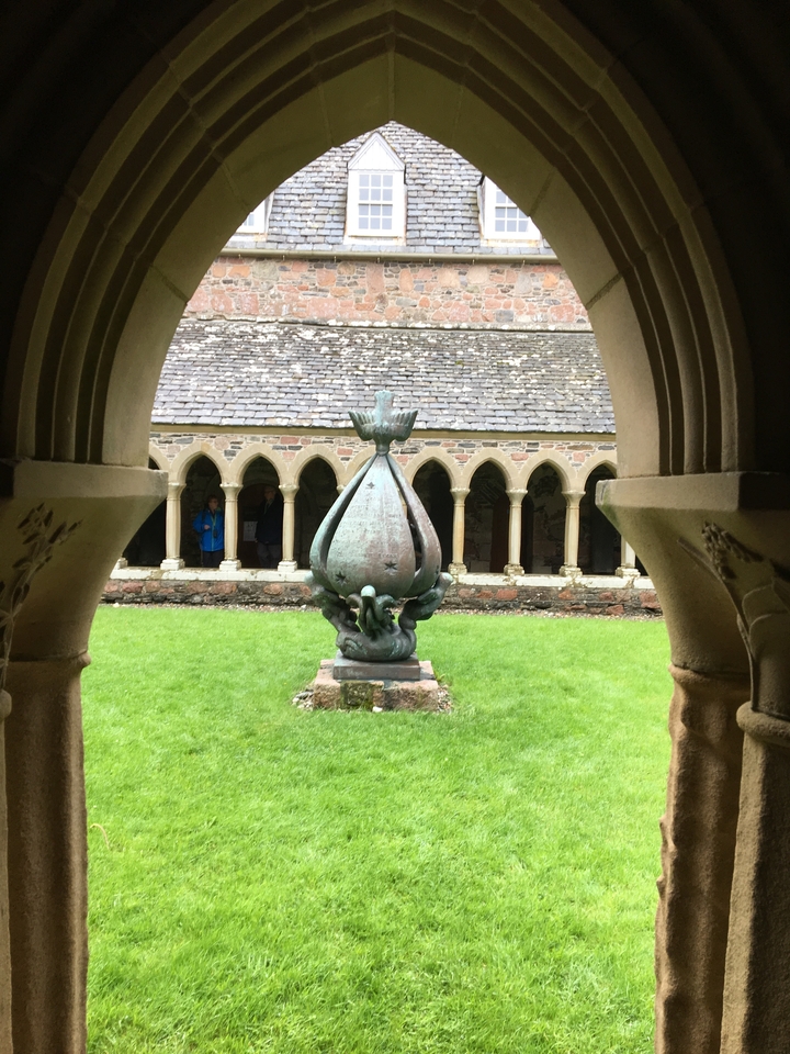Une ancienne cour architecturale avec des piliers et des colonnes en pierre.
