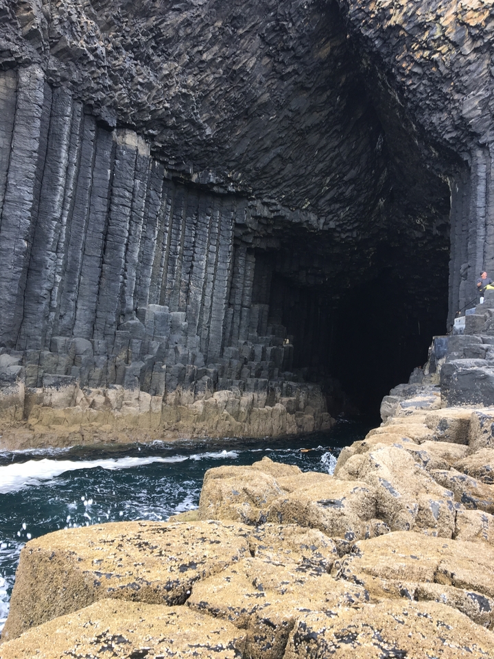 La Grotte de Fingal avec ses imposantes colonnes de basalte et un intérieur sombre.