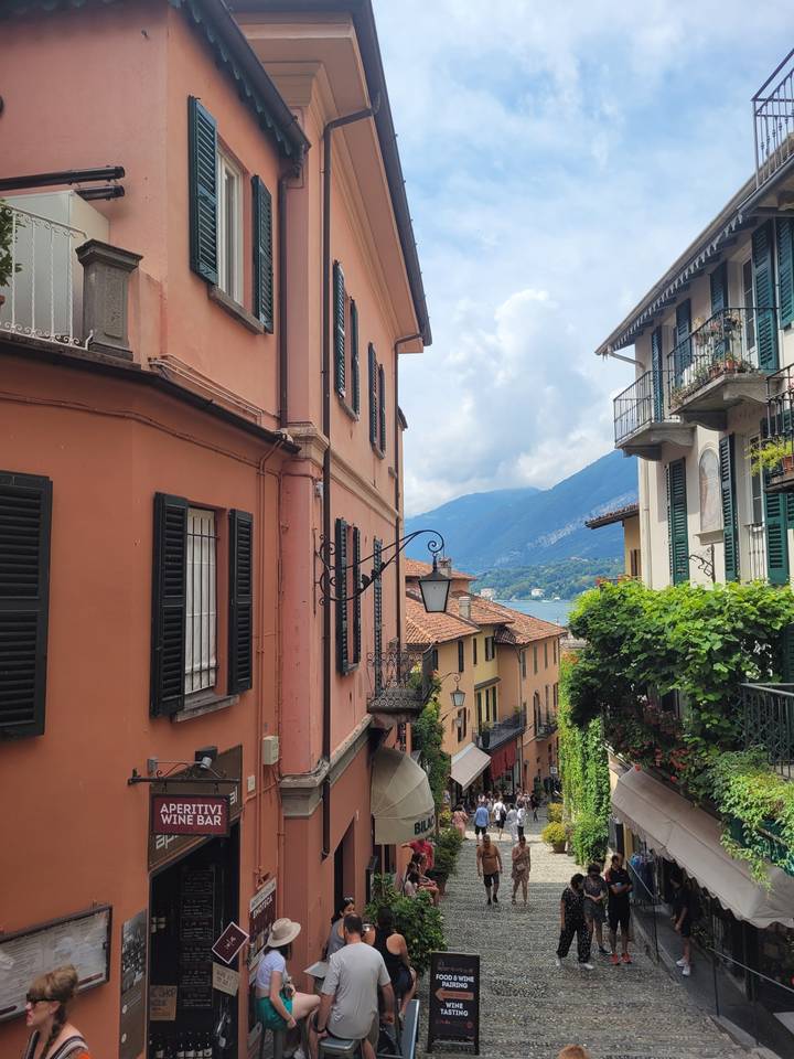 Rue avec des gens et des bâtiments historiques.
