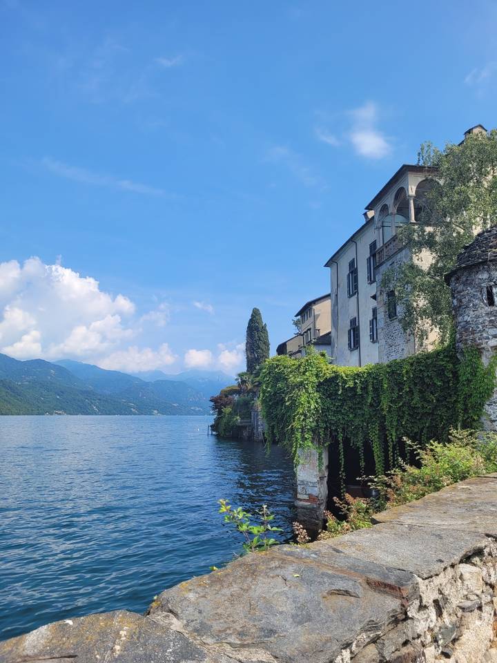 Bâtiment historique au bord du lac.
