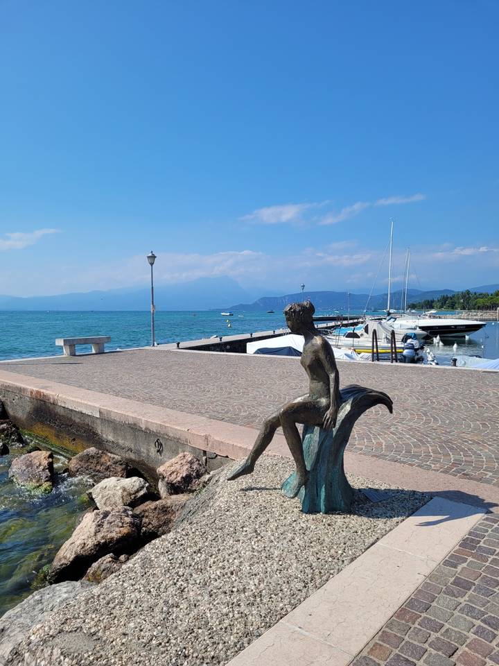 Sculpture au bord d'une promenade lacustre.