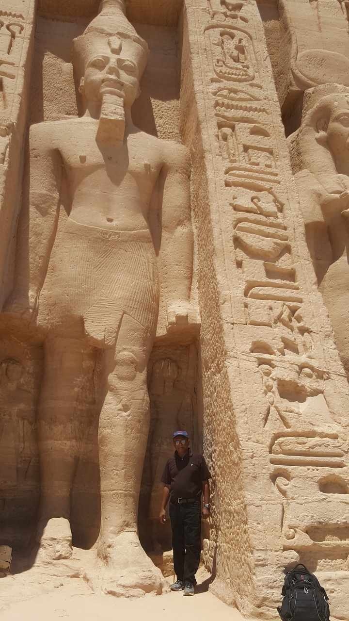 Vue rapprochée de statues et hiéroglyphes de l'Égypte antique.