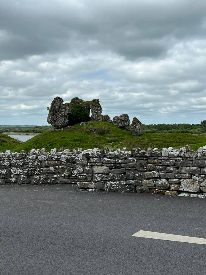 Ruines de pierre au bord d'une rue.