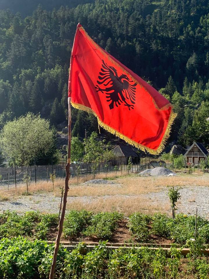 Drapeau albanais dans un cadre naturel.
