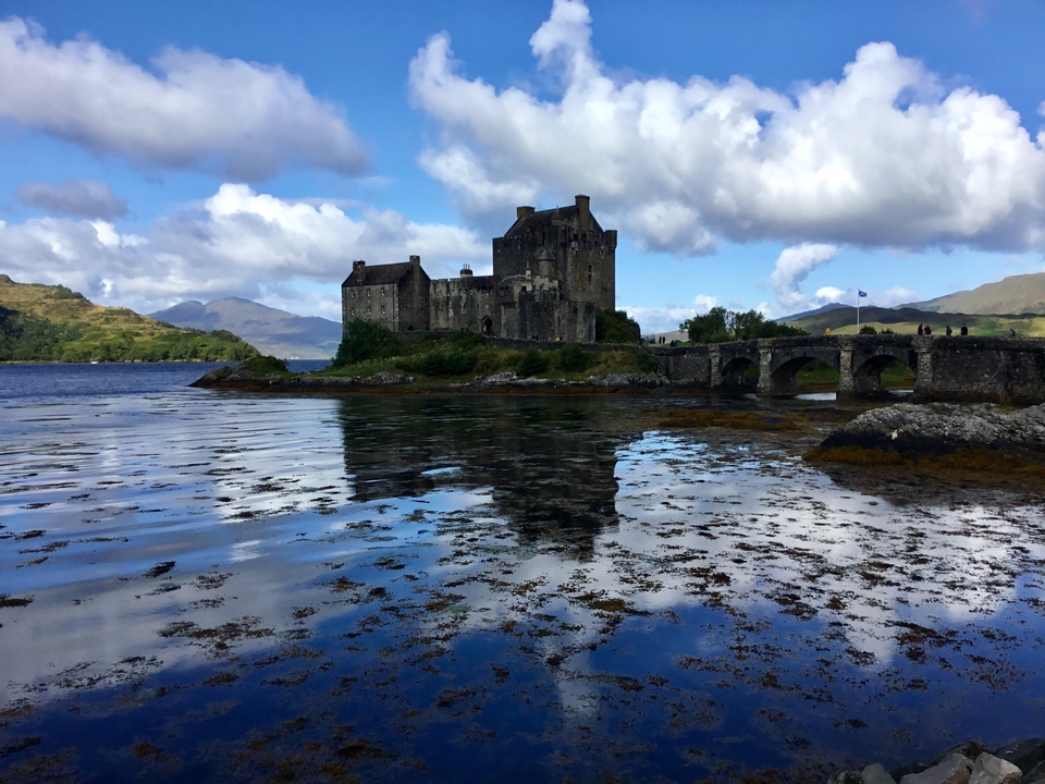 Vue du château d'Eilean Donan avec reflet dans l'eau.