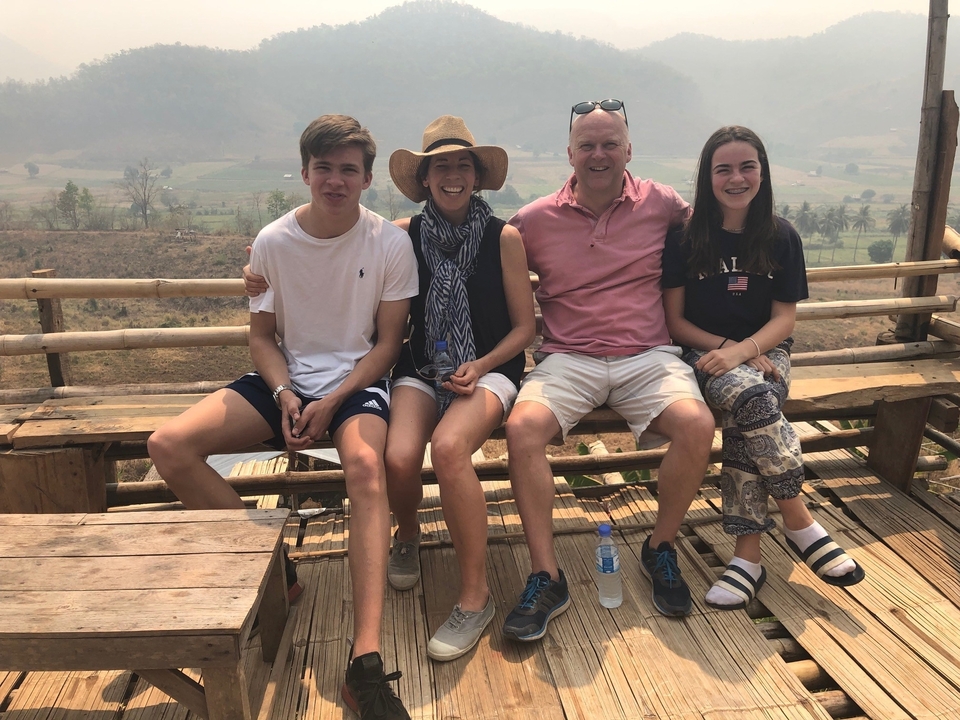 Portrait de famille dans un cadre extérieur pittoresque