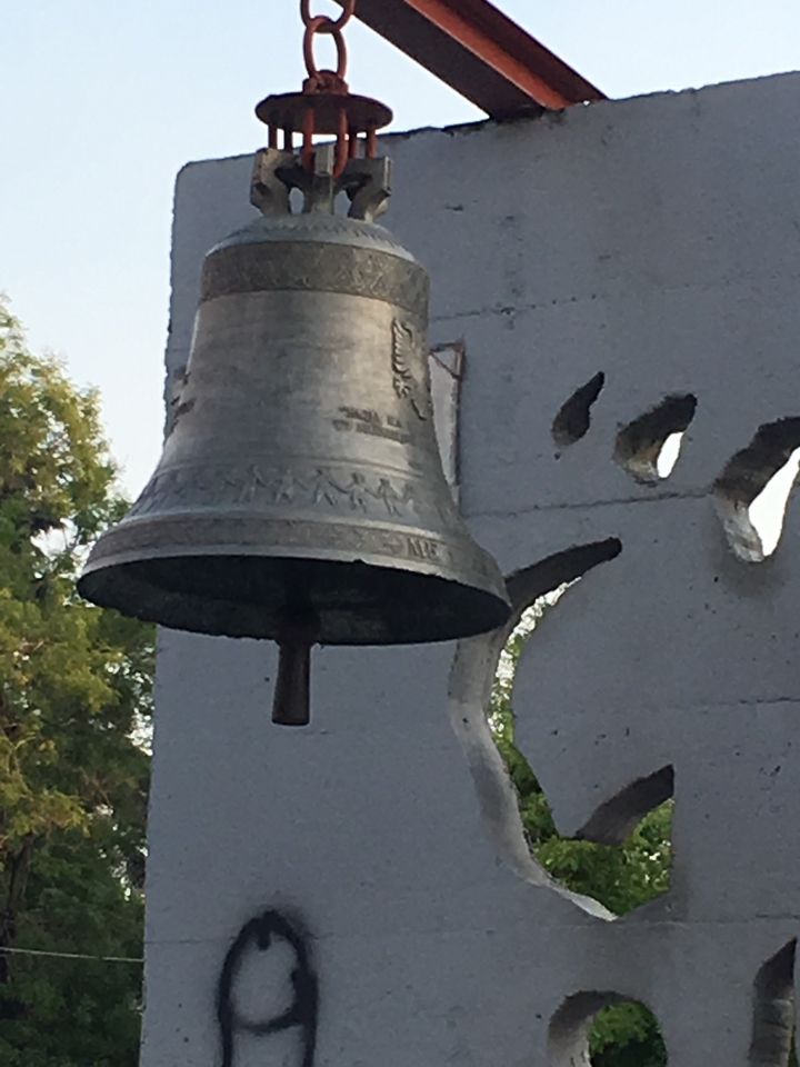 Vue en gros plan d'une cloche en métal sur un mémorial.