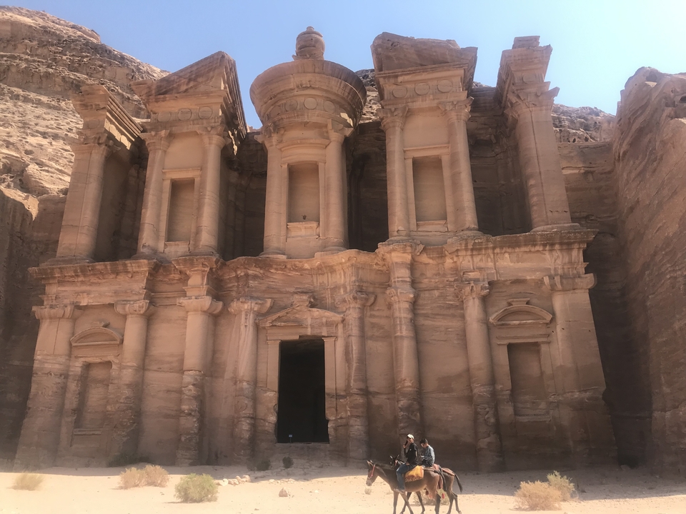 Façade d'une structure ancienne à Pétra.