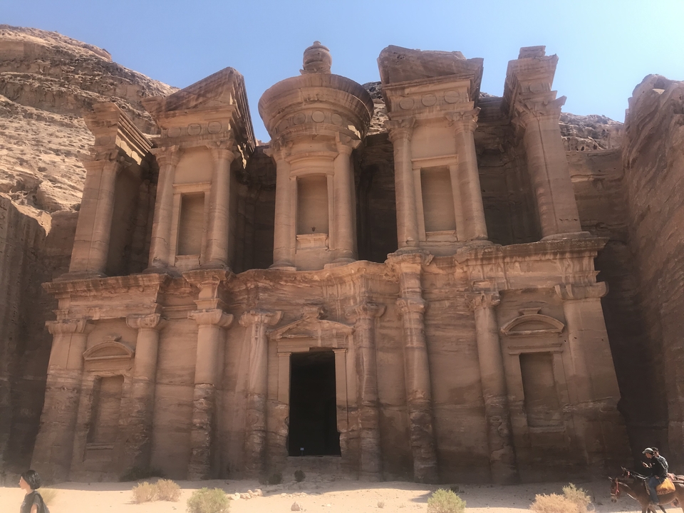 Façade d'une structure ancienne à Pétra.