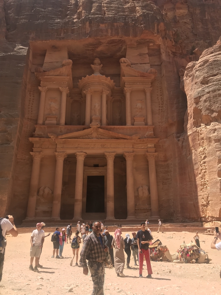 Vue de la façade antique du Trésor de Pétra.