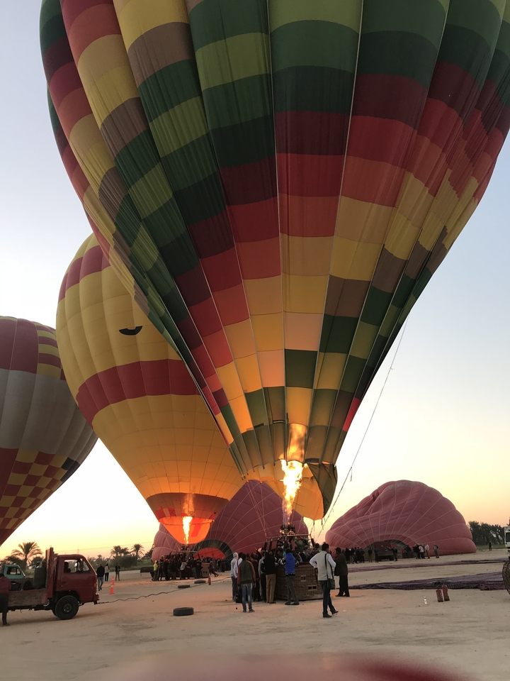 Montgolfière colorée en cours de gonflage.