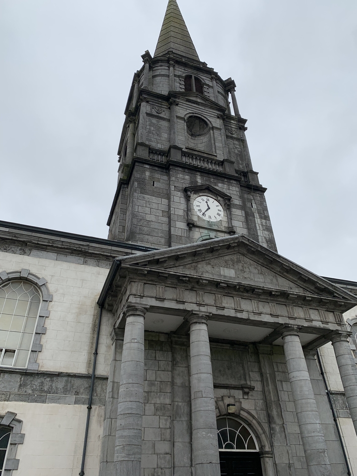 Tour d'horloge d'un bâtiment historique.