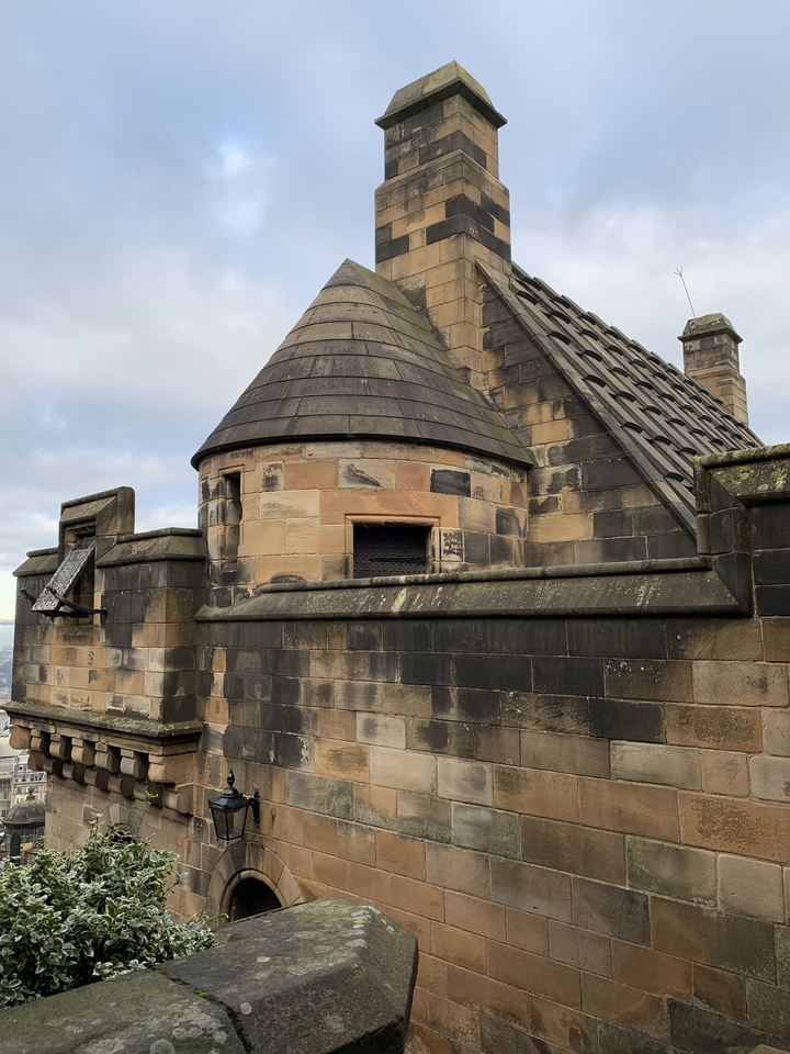 Gros plan d'une tourelle d'un château en Écosse.