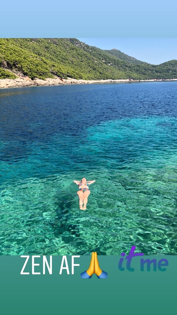 Personne profitant d'une baignade dans une eau bleue limpide.