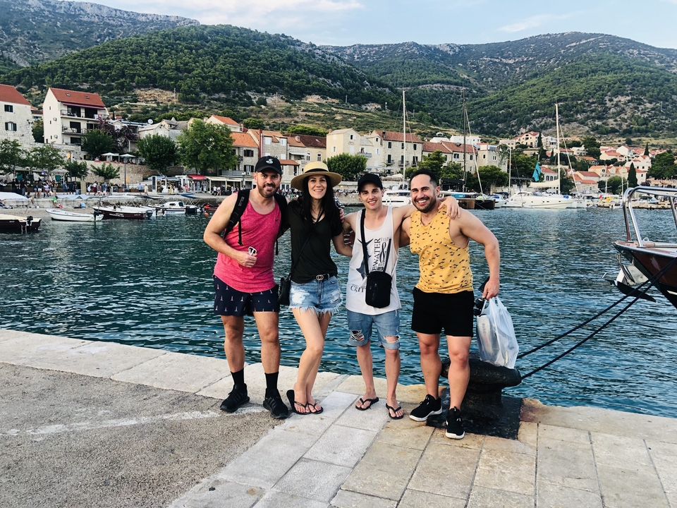Quatre amis posant au bord de l'eau dans une charmante ville.