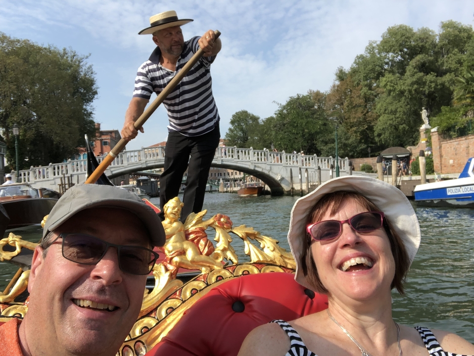 Couple profitant d'une promenade en gondole à Venise.