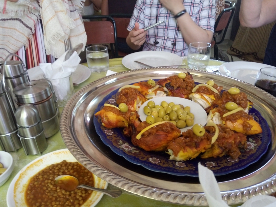 Repas traditionnel marocain servi sur un grand plat.