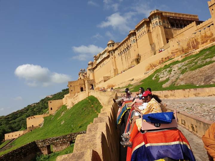 Des gens montant à dos d'éléphant vers le fort d'Amber.