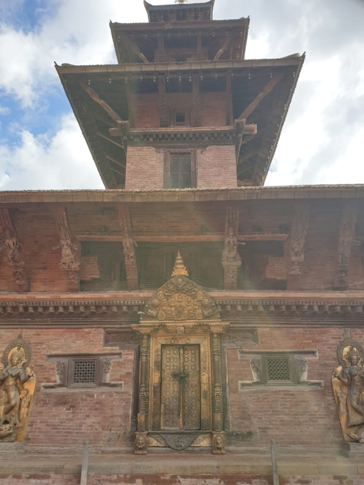 Bâtiment de temple historique avec une façade détaillée et décorative.