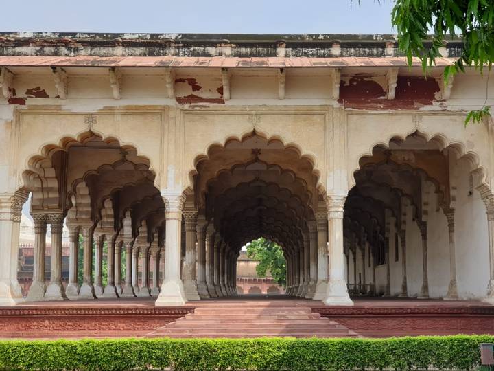 Long couloir avec des plafonds voûtés, possiblement de l'architecture moghole.