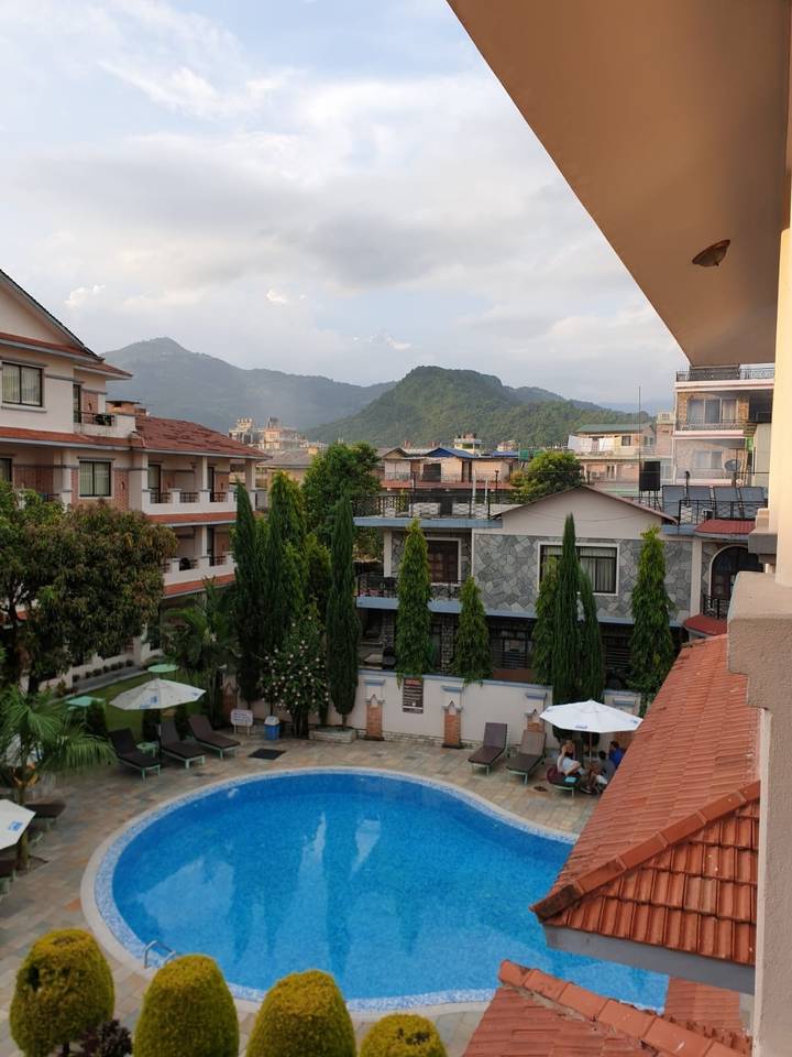 Vue d'une ville avec des collines en arrière-plan.