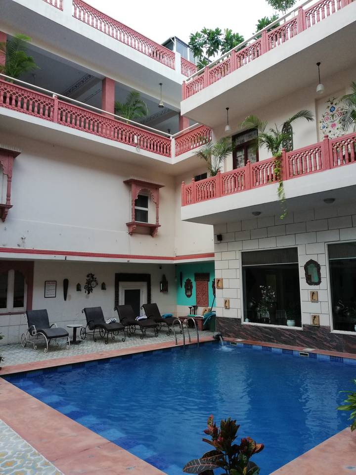 Cour intérieure d'un bâtiment traditionnel avec balcons.