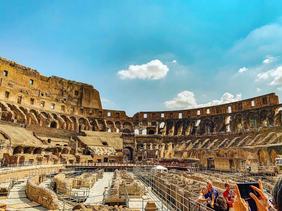Vue intérieure du Colisée avec un ciel bleu dégagé.