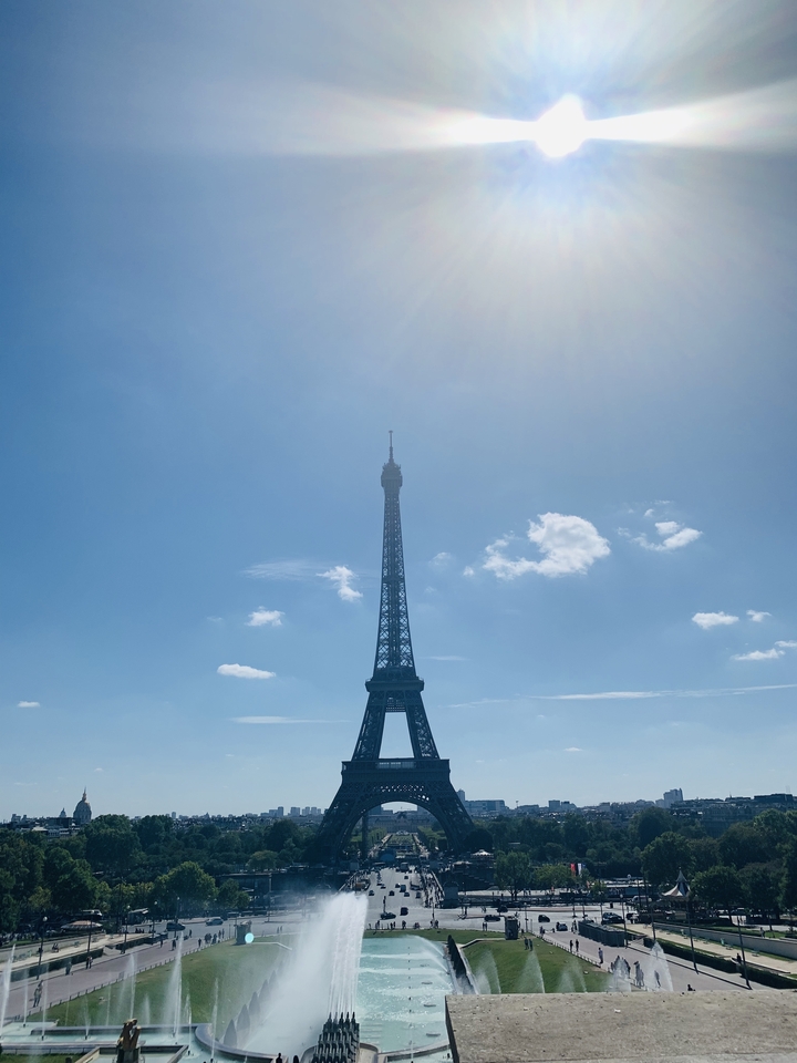 Tour Eiffel contre un ciel bleu clair.