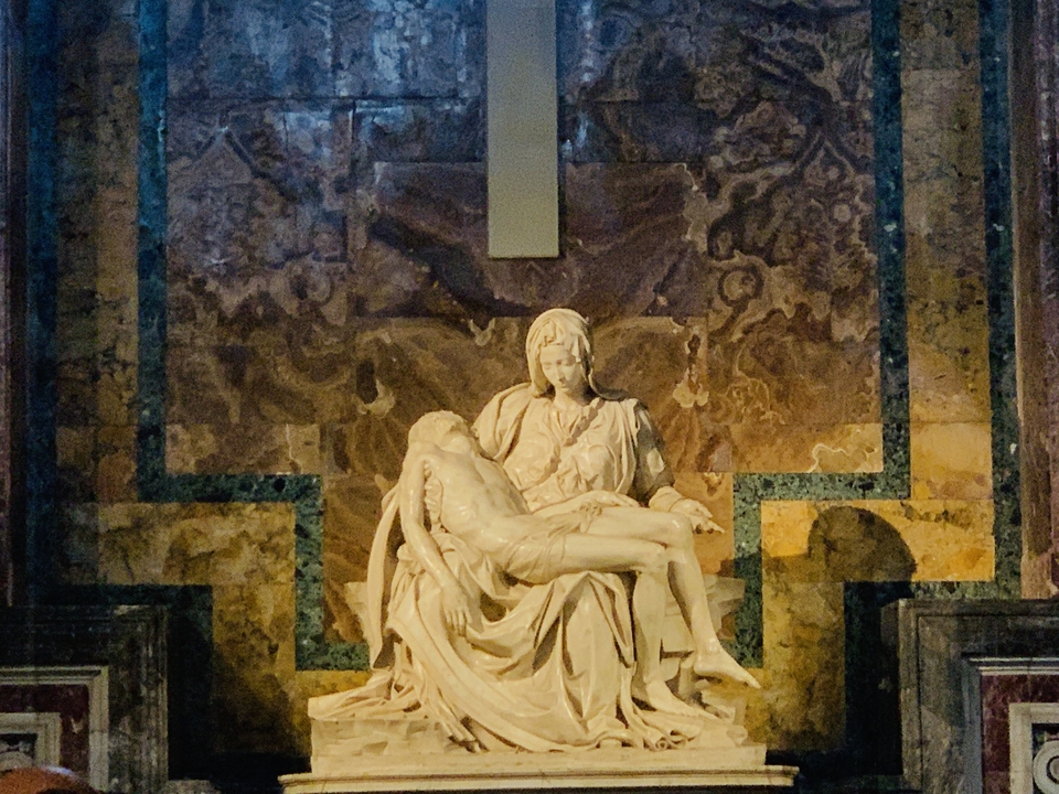 Statue de Pietà dans un intérieur richement décoré.