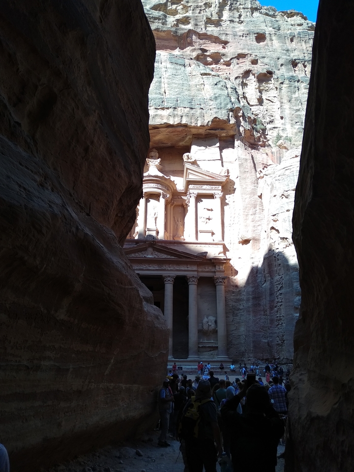 Le Trésor de Pétra visible à travers les parois étroites du canyon.