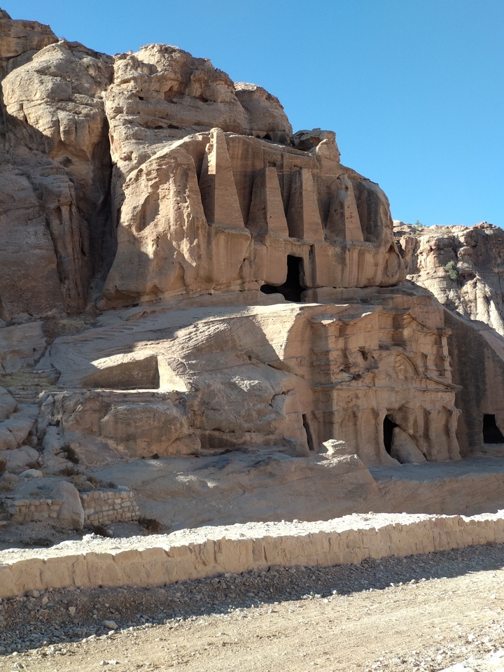 Sculptures rupestres et façades de l'ancienne cité de Pétra.