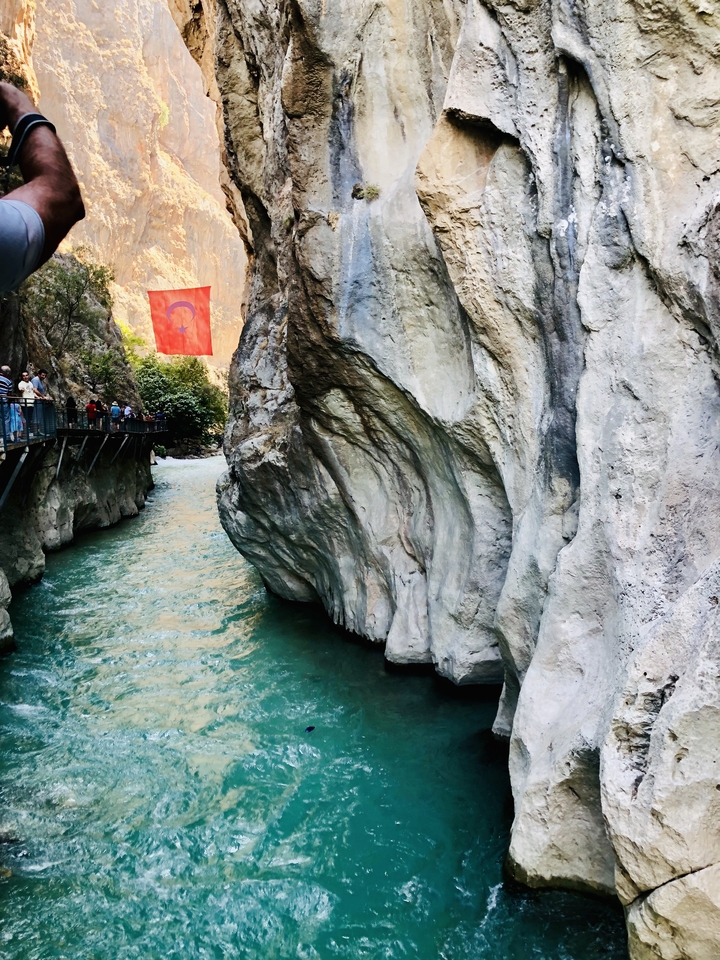 Canyon avec rivière et drapeau turc suspendu