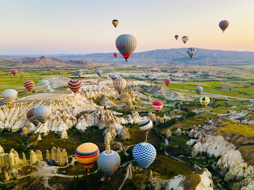 Montgolfières au-dessus d'un paysage rocheux au lever du soleil